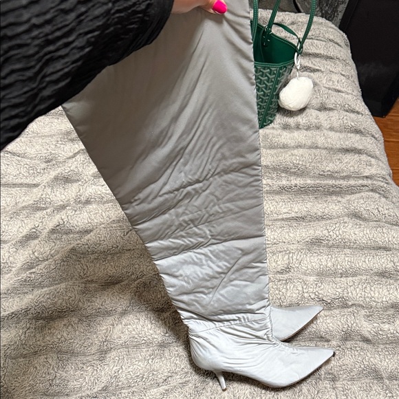 Light Reflected Yeezy Over the Thigh - Picture 4 of 4